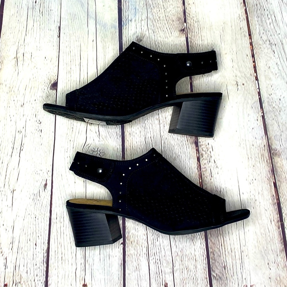 WHITE MOUNTAIN Black Fabric Sandals